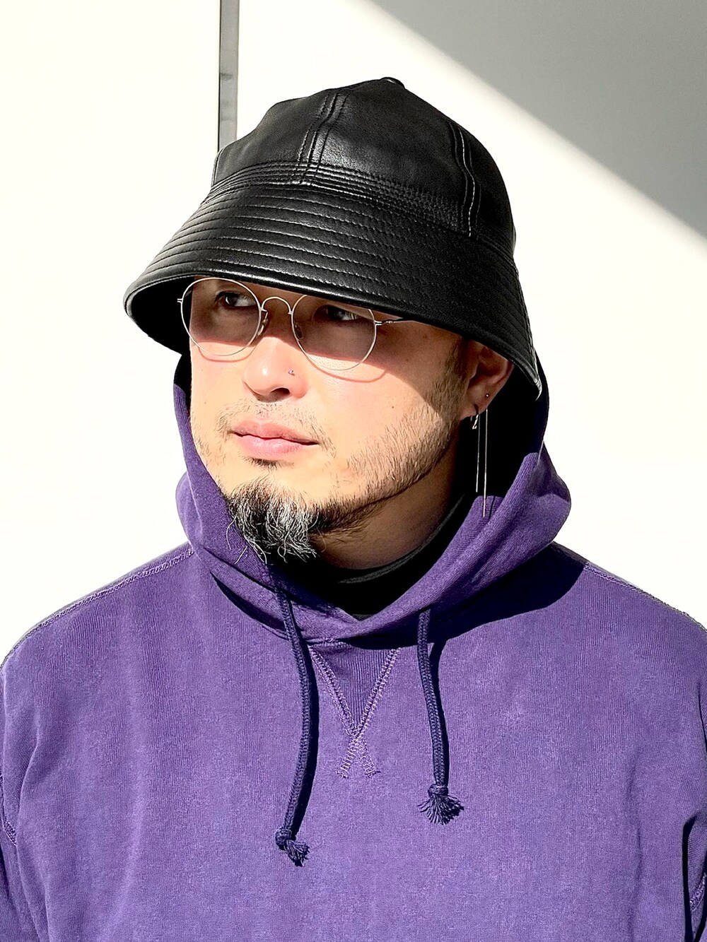 パープル系のその他パンツ、パープル系のパーカー、ピンク系のニット/セーターを着用したメンズの冬コーディネートの5枚目の写真