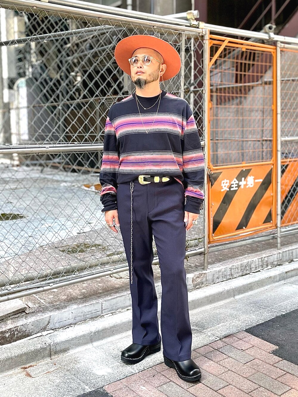 「オトナカジュアル、シンプルコーデ、大人コーデ、ジャケット、フレアパンツ、ハット、サングラス、タックイン、サボ、厚底シューズ、シルバーアクセサリー、UNUSED、NEEDLES、ネイビー」｜「BEAMSのBEAMS / シューカット パンツ（スラックス、ブルー系）」を使った、Yoshihito Hayashiさん（メンズ・170cm）の秋コーディネートの5枚目の写真