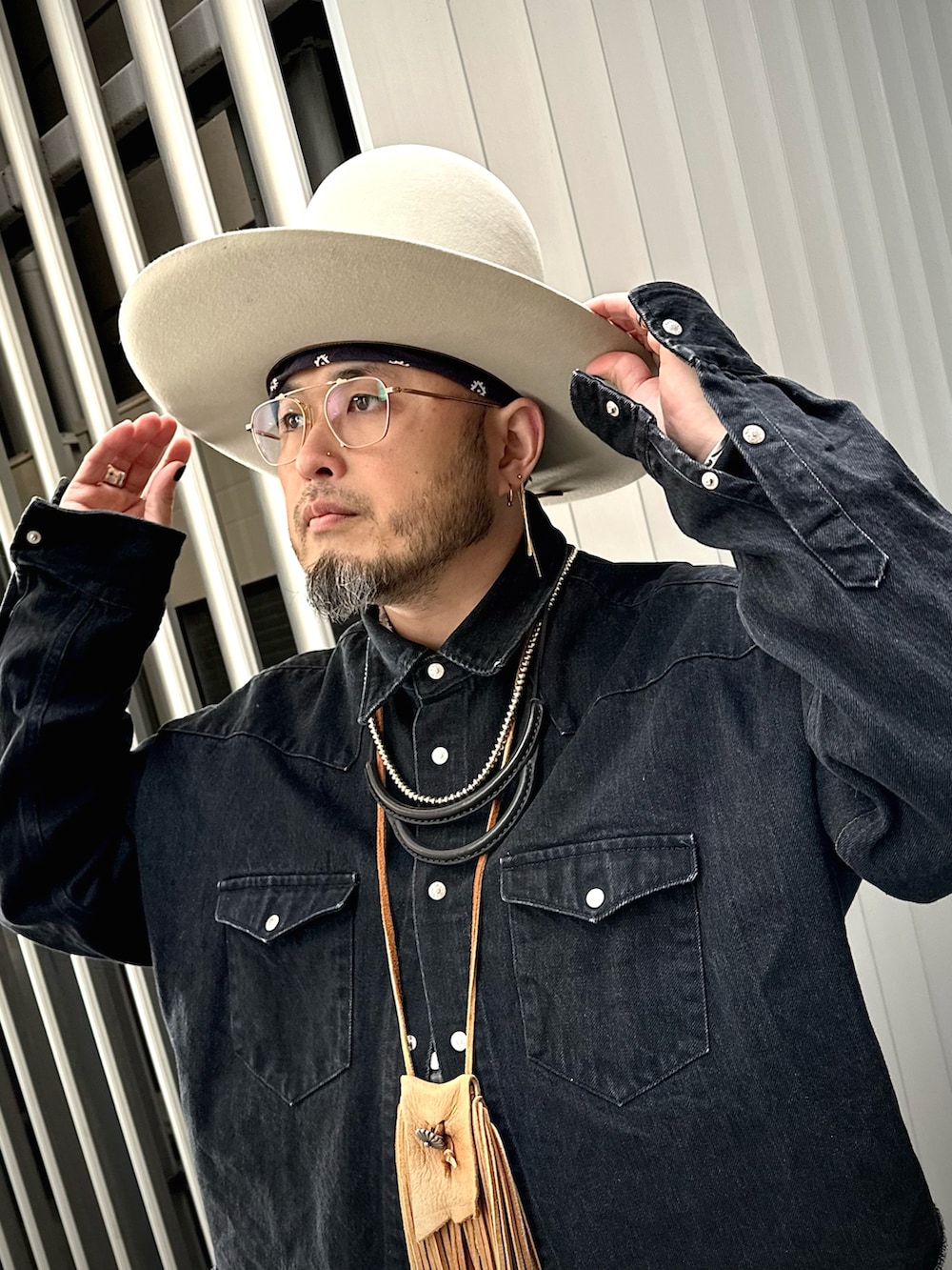 ブラック系のその他パンツ、ブラック系のデニムジャケット、ブラック系のブーツを着用したメンズの冬コーディネートの5枚目の写真