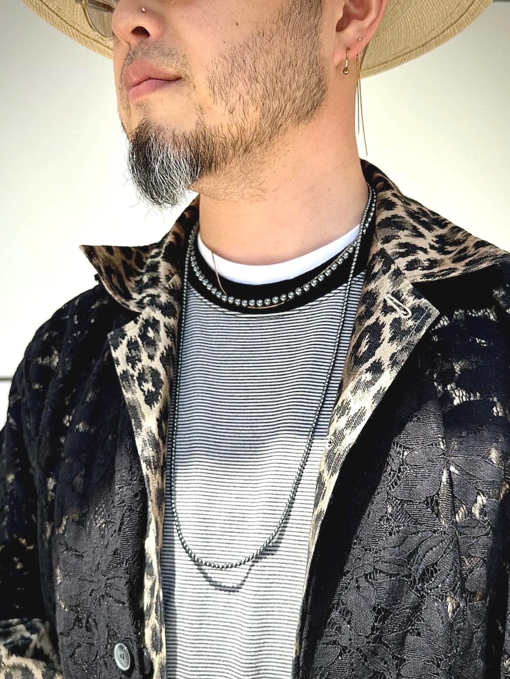 ブラック系のシャツ/ブラウス、その他のジャケット/アウター、ブラック系のTシャツ/カットソーを着用したメンズの春コーディネートの5枚目の写真