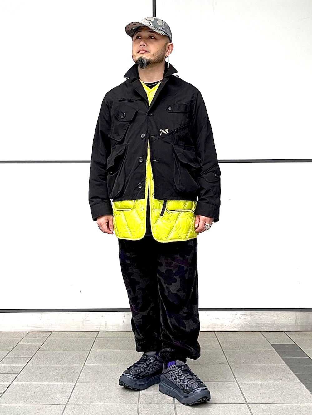 ブラック系のブルゾン、イエロー系のベスト、その他のパンツを着用したメンズの秋コーディネートの2枚目の写真