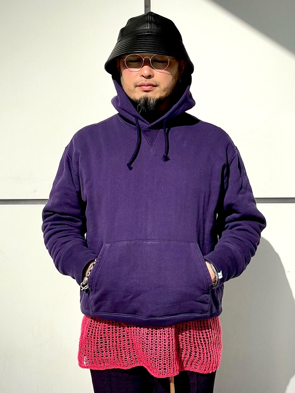 パープル系のその他パンツ、パープル系のパーカー、ピンク系のニット/セーターを着用したメンズの冬コーディネートの3枚目の写真