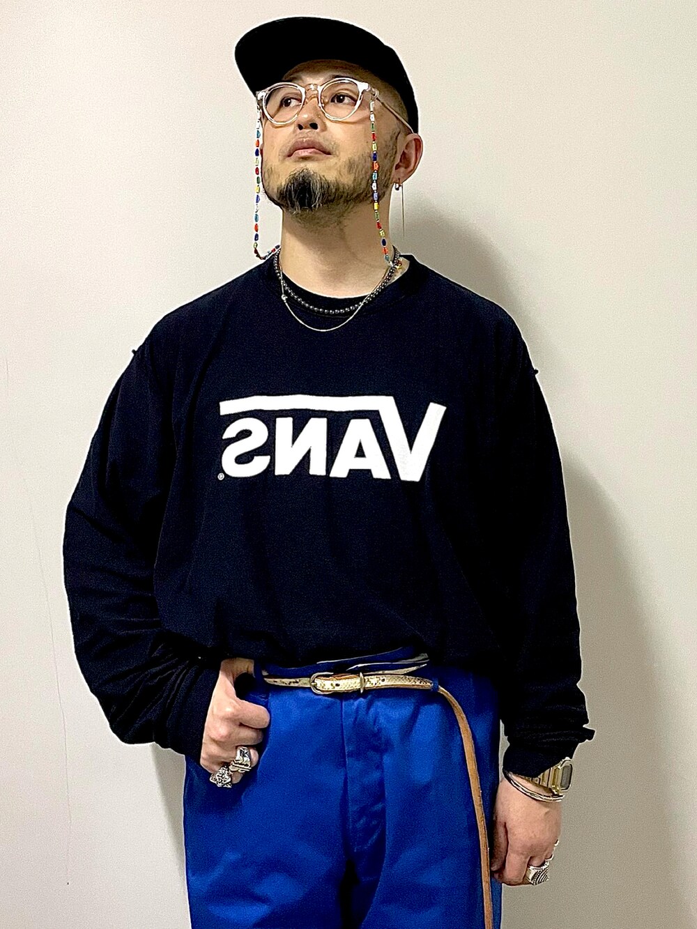 ブルー系のチノパンツ、ブルー系のTシャツ/カットソー、ブラック系のスニーカーを着用したメンズの春コーディネートの2枚目の写真