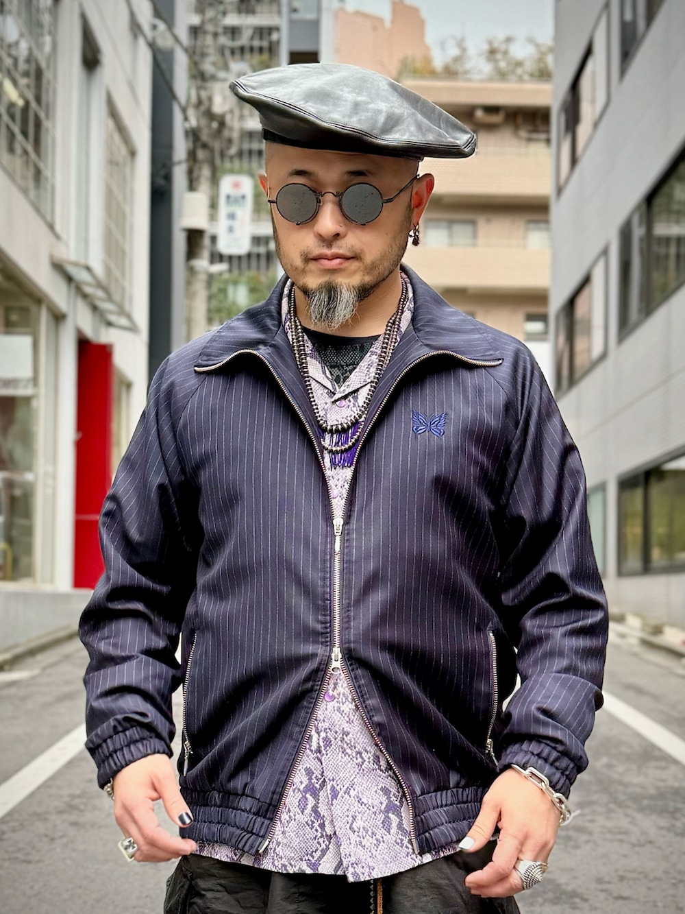 ブラック系のサンダル、ブラック系のカーゴパンツ、ブルー系のジャケット/アウターを着用したメンズの冬コーディネートの3枚目の写真