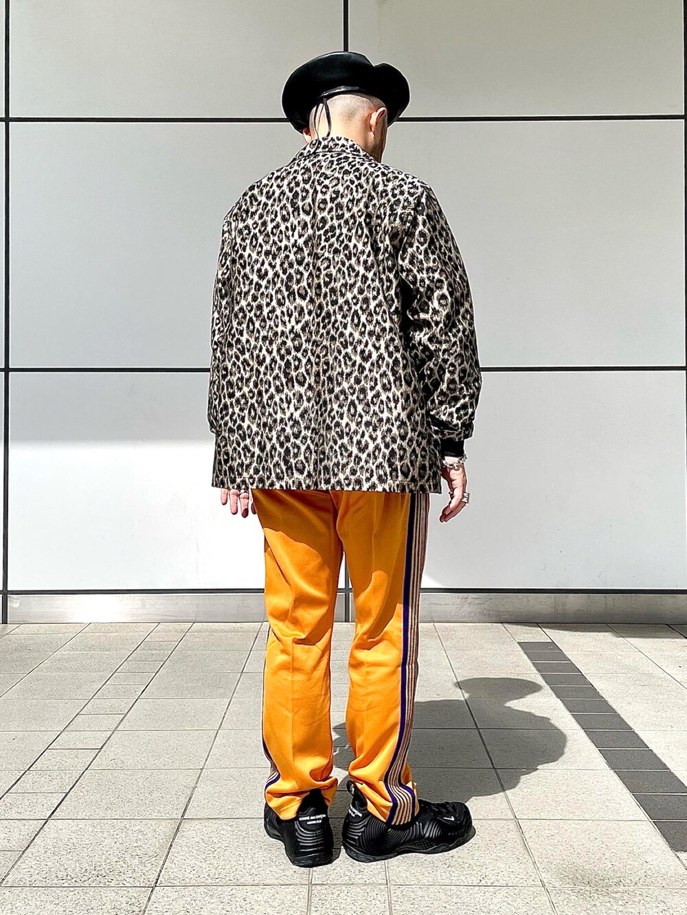 「秋服、シンプルコーデ、オトナカジュアル、きれいめカジュアル、ベレー帽、タートルネック、トラックパンツ、NEEDLES、シャツスタイル、ストリートコーデ、スニーカー」｜「Needlesのアイテム（パンツ、イエロー系）」を使った、Yoshihito Hayashiさん（メンズ・170cm）の秋コーディネートの2枚目の写真