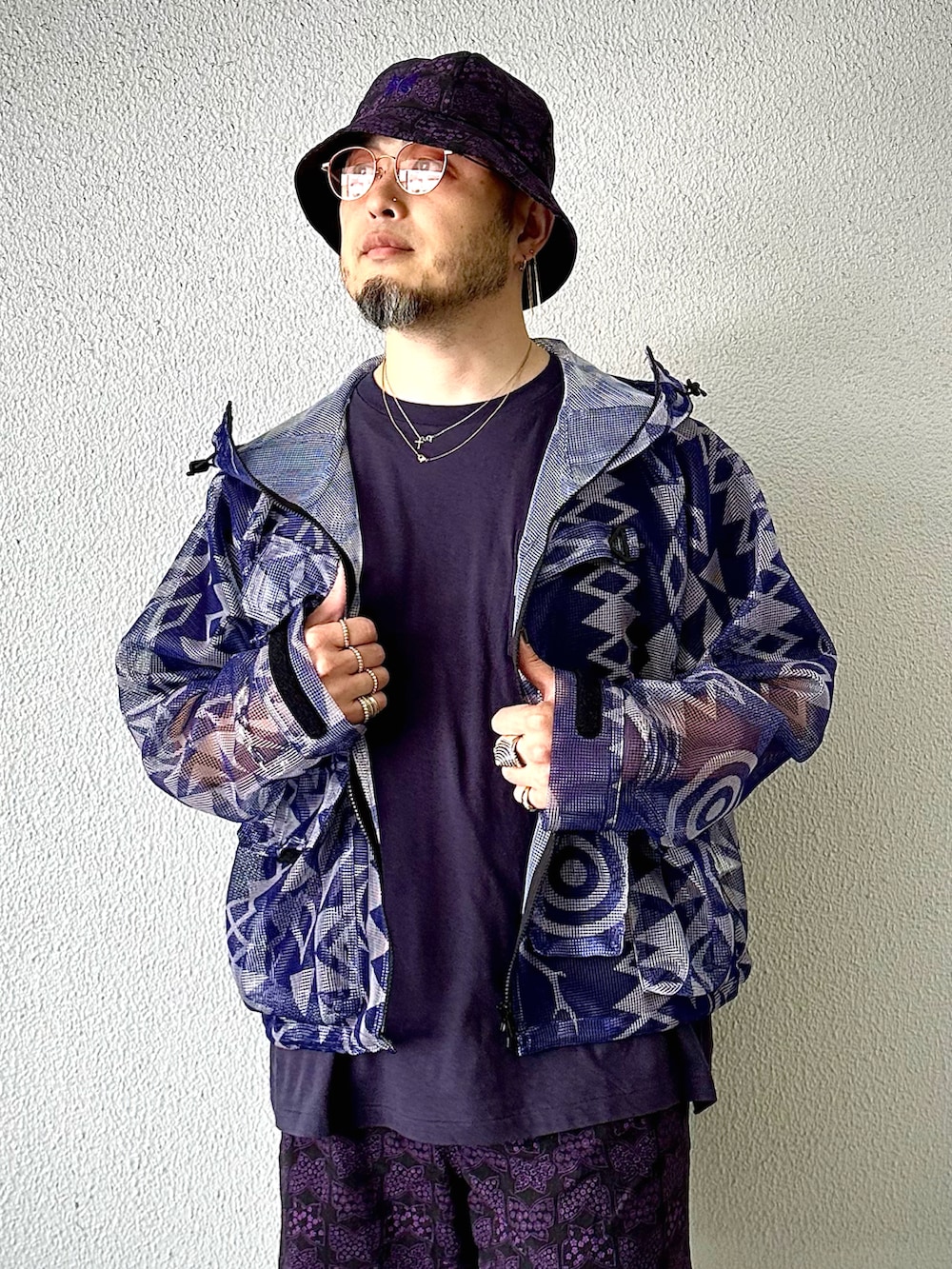 「レイヤードスタイル、夏コーデ、ワントーンコーデ、トラックパンツ、サンダル、ショートパンツ、NEEDLES、south2west8、COMOLI、サングラス、カラーレンズ、シルバーアクセサリー、ハット、パープル、タイダイ柄」｜「mont-bellのアイテム（サンダル、ブラック系）」を使った、Yoshihito Hayashiさん（メンズ・170cm）の夏コーディネートの3枚目の写真