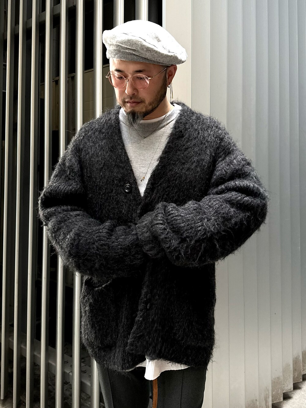 ブラック系のニット/セーター、グレー系のパンツ、ブラック系のサンダルを着用したメンズの冬コーディネートの3枚目の写真