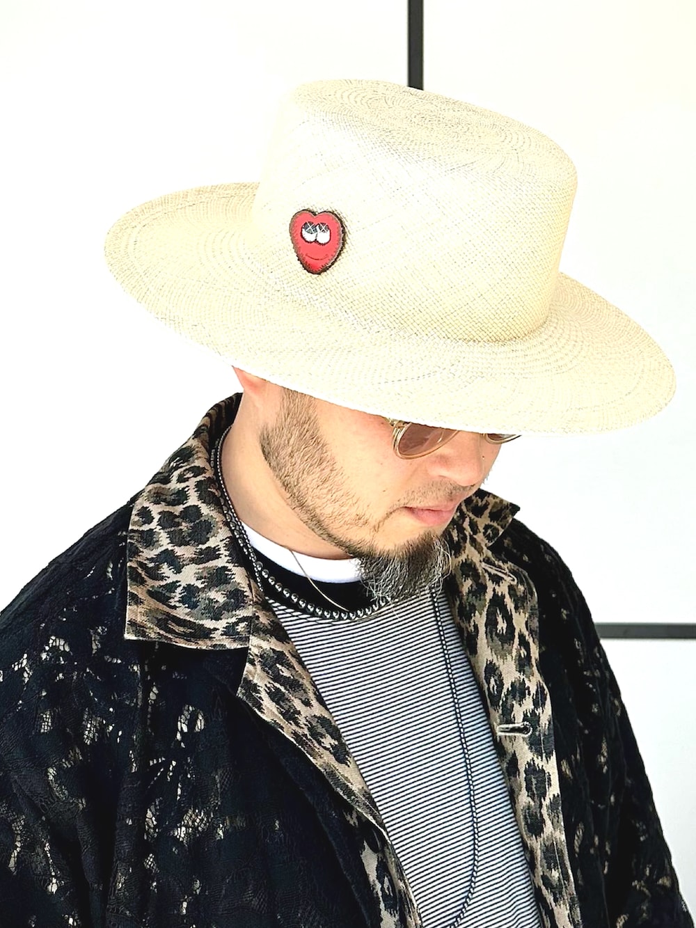 ブラック系のシャツ/ブラウス、その他のジャケット/アウター、ブラック系のTシャツ/カットソーを着用したメンズの春コーディネートの4枚目の写真