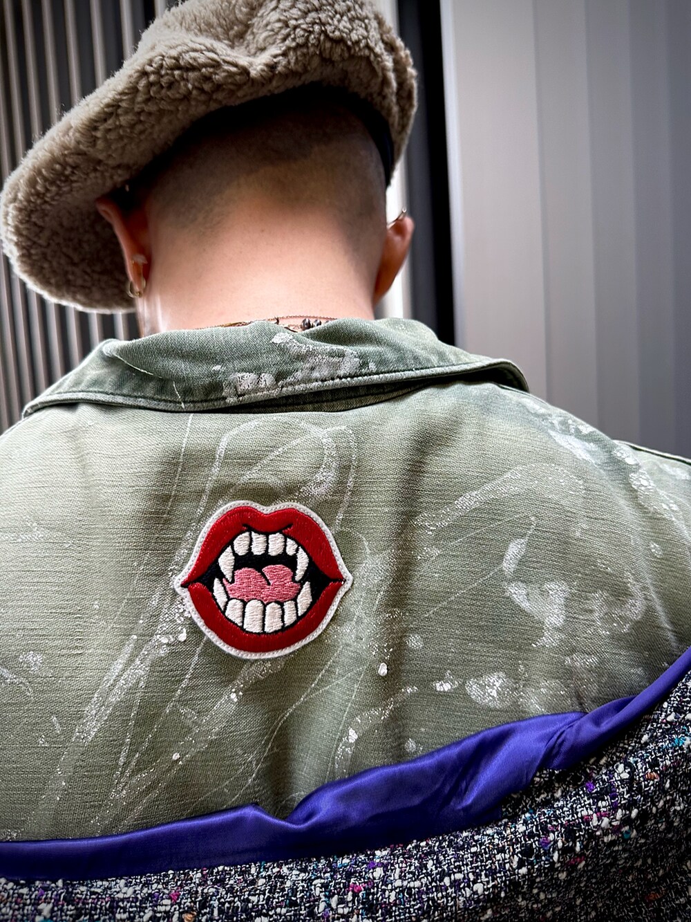 イエロー系のパンツ、ブラック系のサンダル、グレー系のブルゾンを着用したメンズの秋コーディネートの5枚目の写真