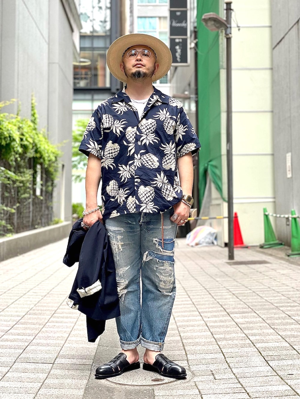 ブルー系のデニムパンツ、ブラック系のその他シューズ、ブルー系のテーラードジャケットを着用したメンズの春コーディネートの2枚目の写真