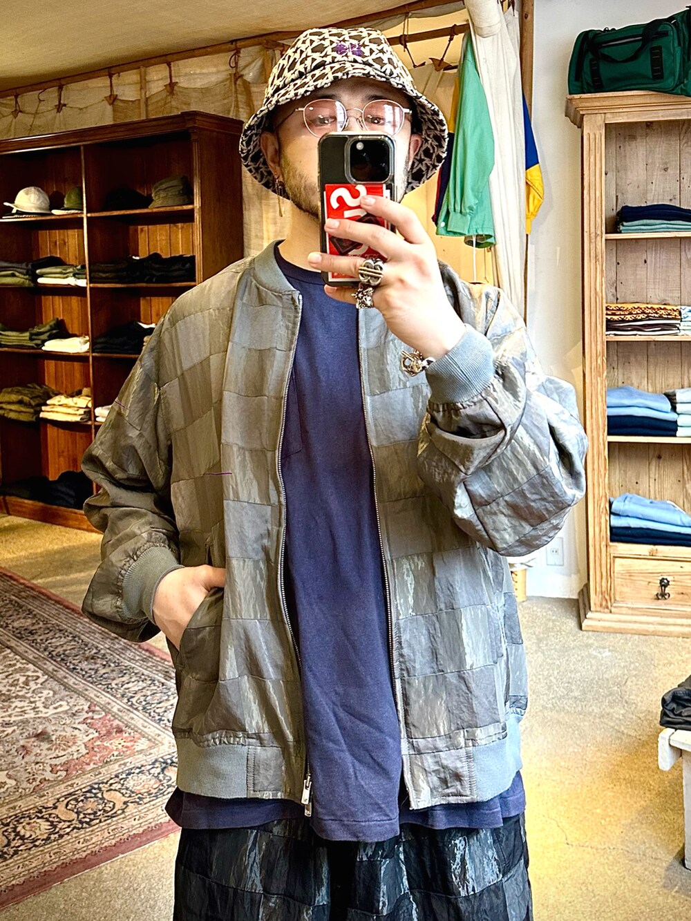 ブルー系のTシャツ/カットソー、グレー系のブルゾン、ブラック系のパンツを着用したメンズの夏コーディネートの2枚目の写真