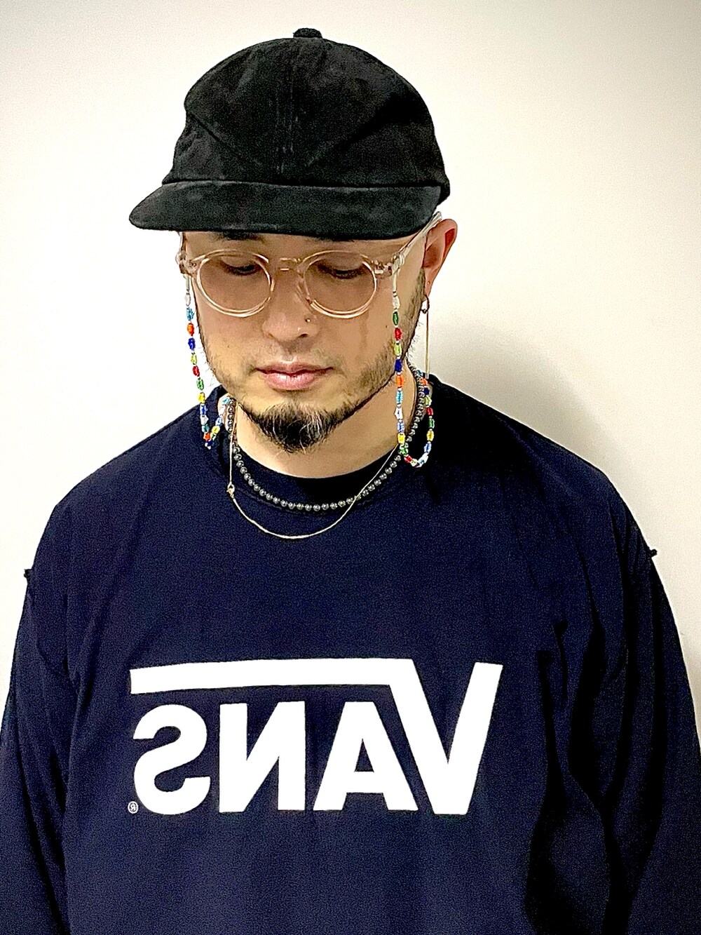 ブルー系のチノパンツ、ブルー系のTシャツ/カットソー、ブラック系のスニーカーを着用したメンズの春コーディネートの4枚目の写真