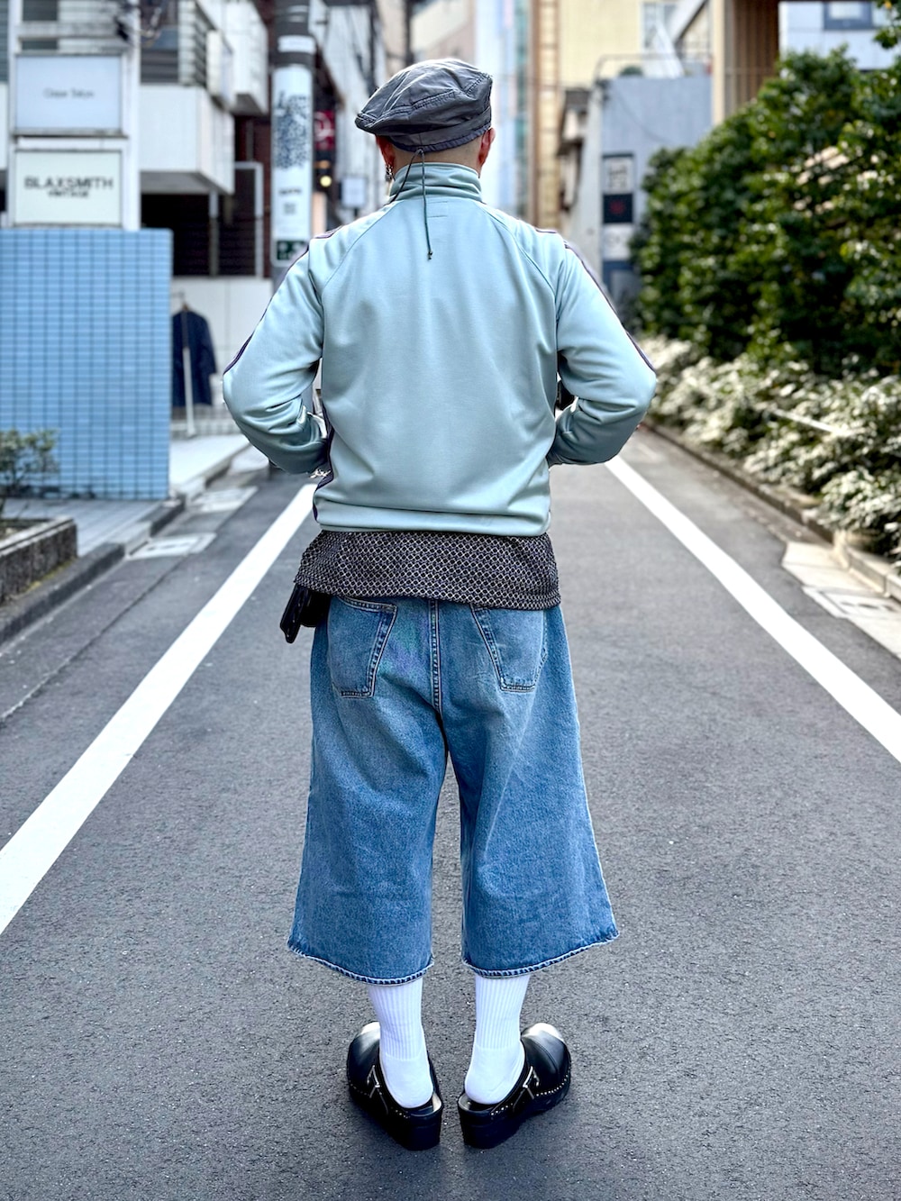 ブラック系のサンダル、ブルー系のデニムパンツ、ブルー系のジャージを着用したメンズの夏コーディネートの2枚目の写真