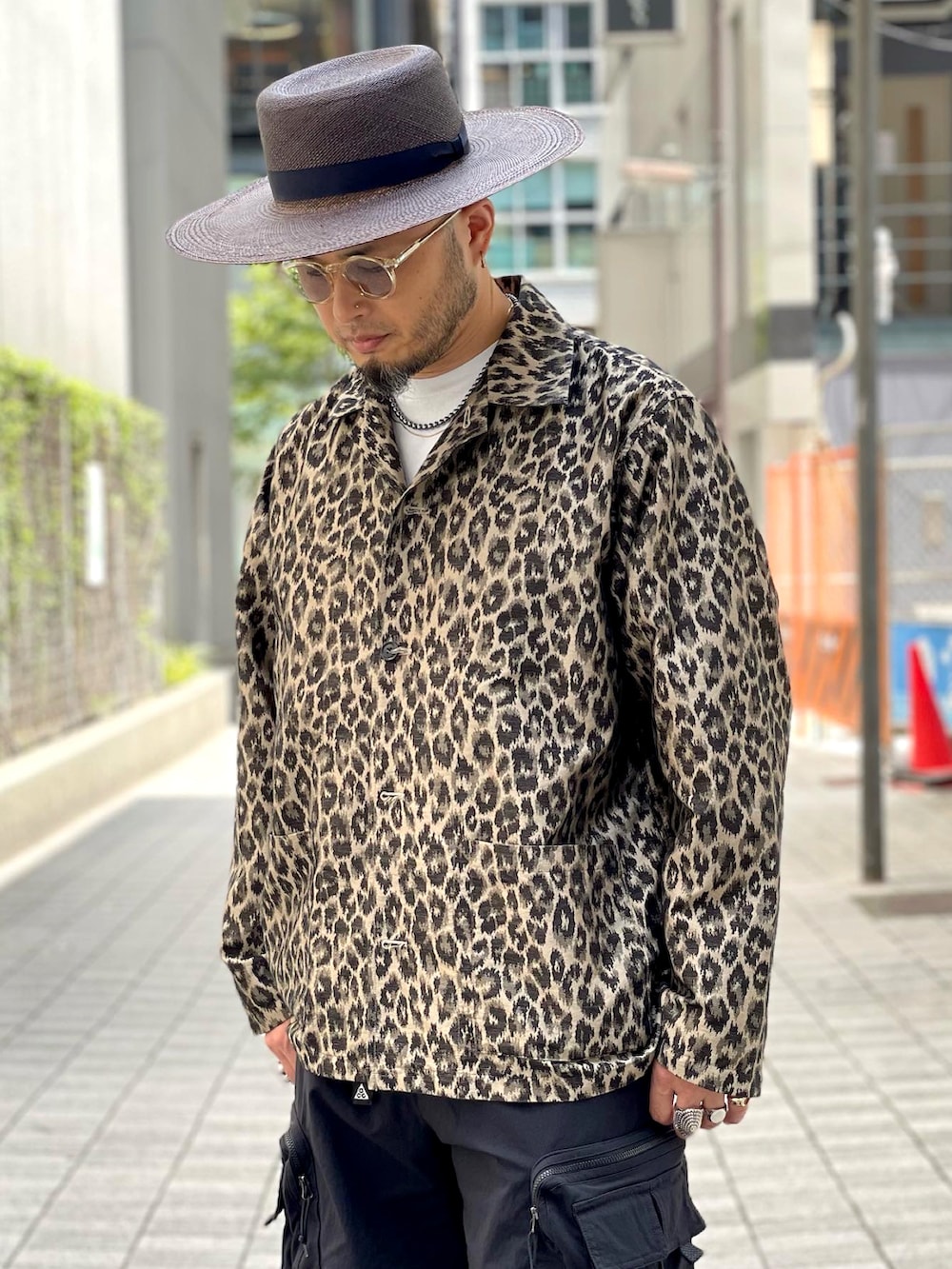 その他のジャケット/アウター、ブラック系のその他パンツ、ブラック系のその他シューズを着用したメンズの夏コーディネートの3枚目の写真