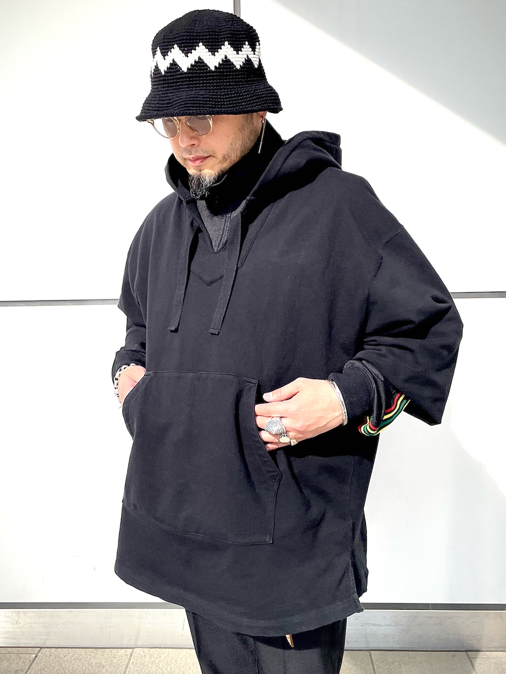 ブラック系のスニーカー、ブラック系のスラックス、ブラック系のジャージを着用したメンズの秋コーディネートの3枚目の写真