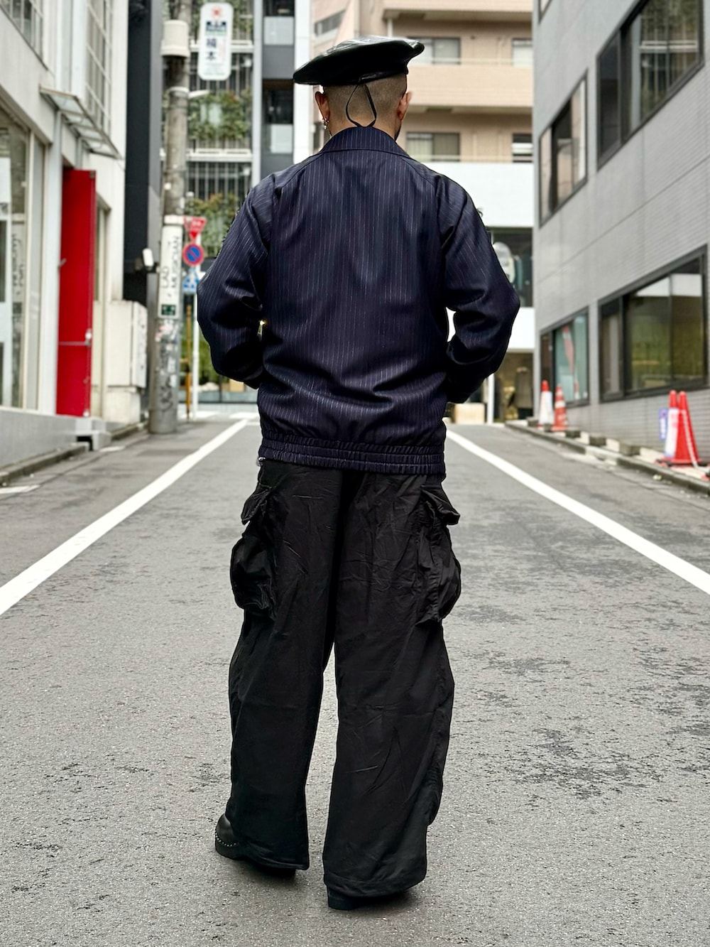 ブラック系のサンダル、ブラック系のカーゴパンツ、ブルー系のジャケット/アウターを着用したメンズの冬コーディネートの2枚目の写真