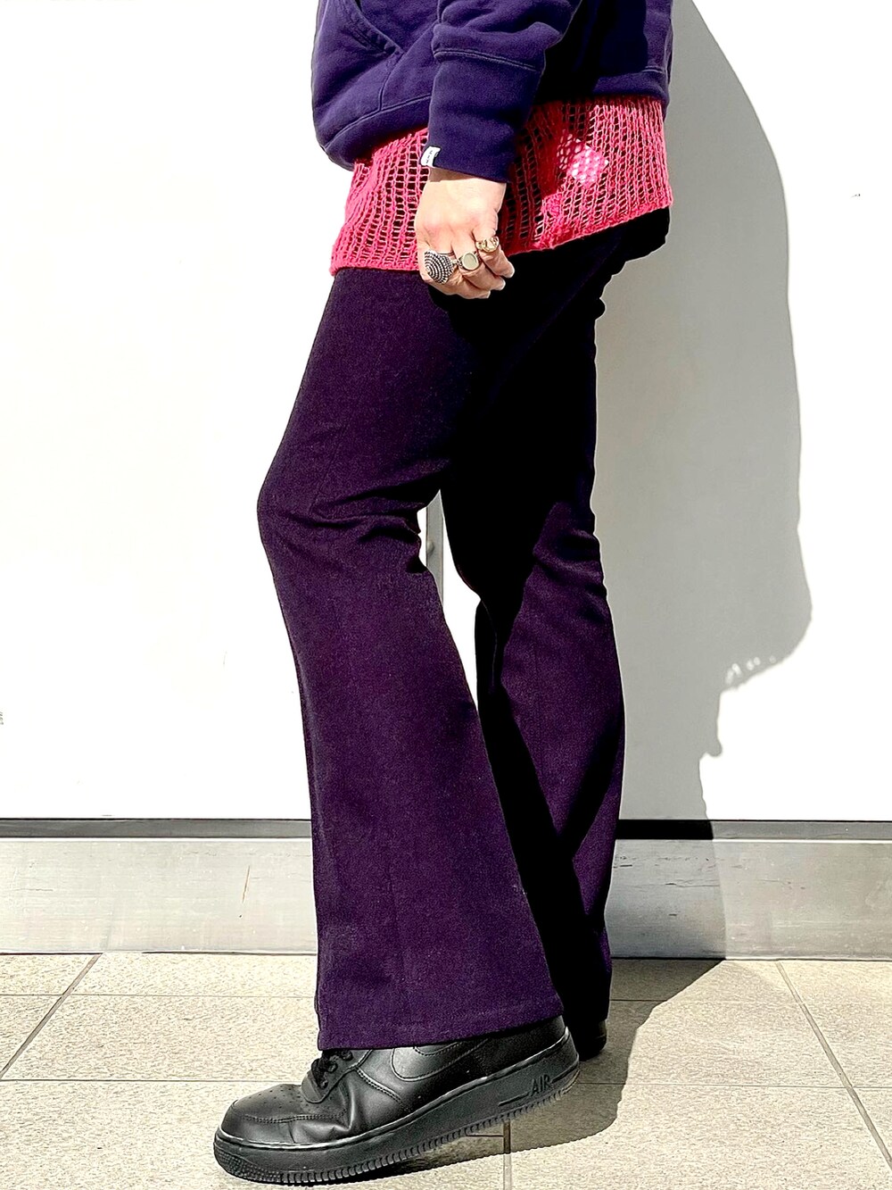 パープル系のその他パンツ、パープル系のパーカー、ピンク系のニット/セーターを着用したメンズの冬コーディネートの4枚目の写真