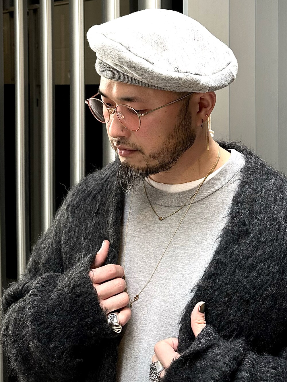 ブラック系のニット/セーター、グレー系のパンツ、ブラック系のサンダルを着用したメンズの冬コーディネートの5枚目の写真