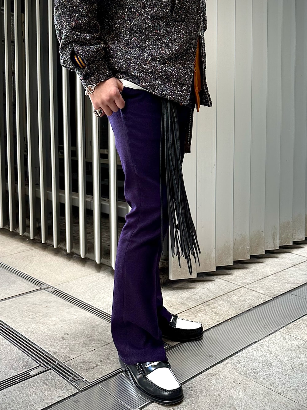 その他のローファー、パープル系のその他パンツ、グレー系のブルゾンを着用したメンズの冬コーディネートの5枚目の写真