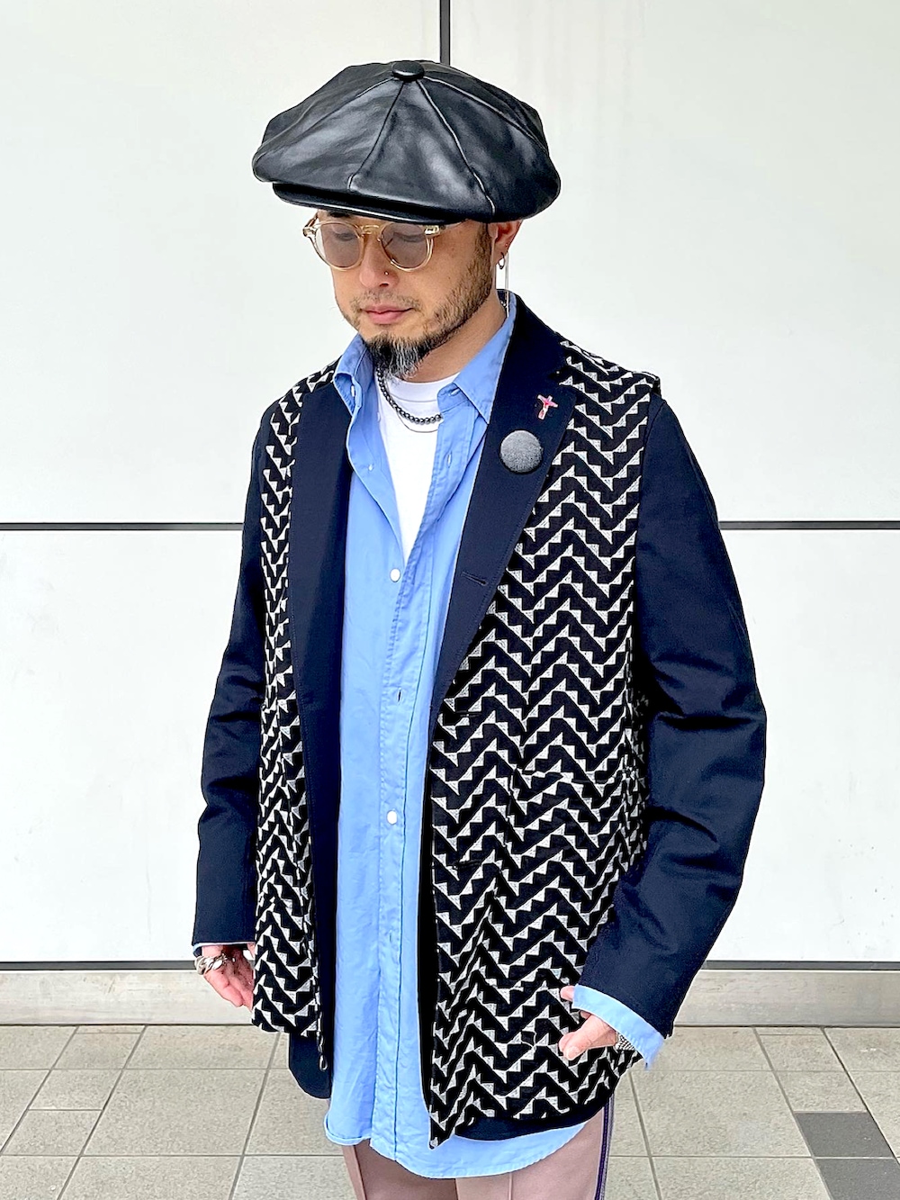 「秋ルック紹介するよ、シンプル、大人カジュアル、カジュアルコーデ、ビックシルエット、シンプルスタイル、ジャケット、ジャケットスタイル、レイヤードスタイル、トラックパンツ、サボ、キャスケット、サングラス、ベスト、シルバーアクセサリー」｜「Needlesのアイテム（パンツ、パープル系）」を使った、Yoshihito Hayashiさん（メンズ・170cm）の秋コーディネートの3枚目の写真