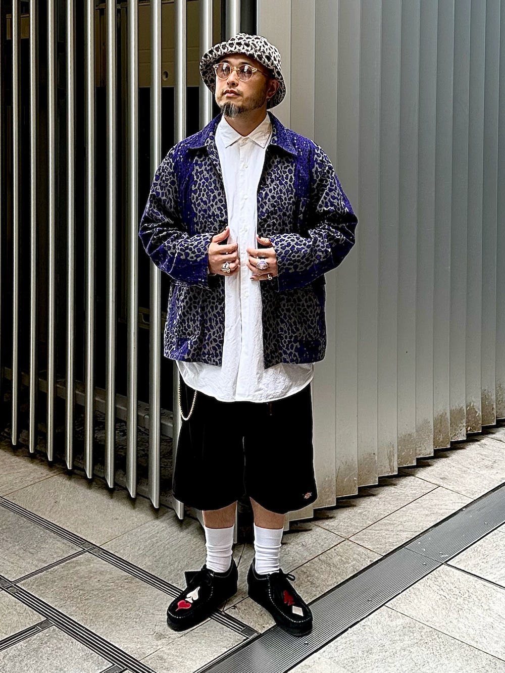 ブラック系のパンツ、ブラック系のシューズ、パープル系のジャケット/アウターを着用したメンズの秋コーディネートの2枚目の写真