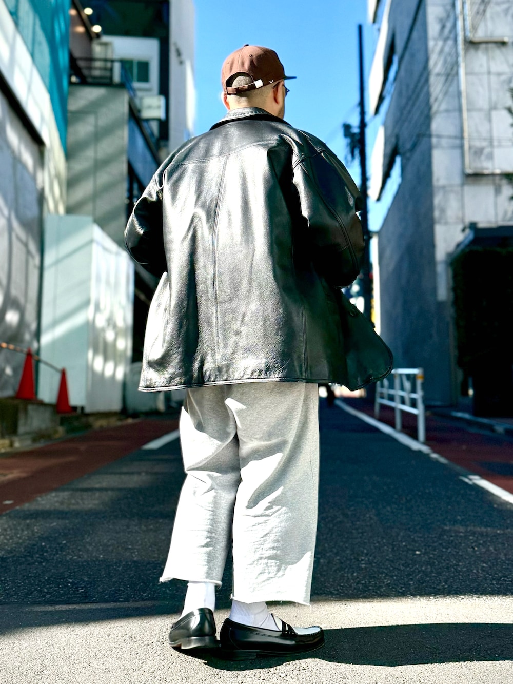 その他のローファー、ホワイト系のスウェットパンツ、ブラック系のブルゾンを着用したメンズの冬コーディネートの2枚目の写真