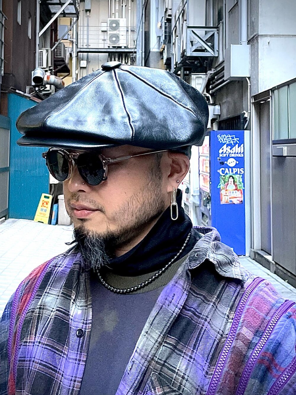 その他のシャツ/ブラウス、パープル系のトップス、その他のパンツを着用したメンズの冬コーディネートの5枚目の写真