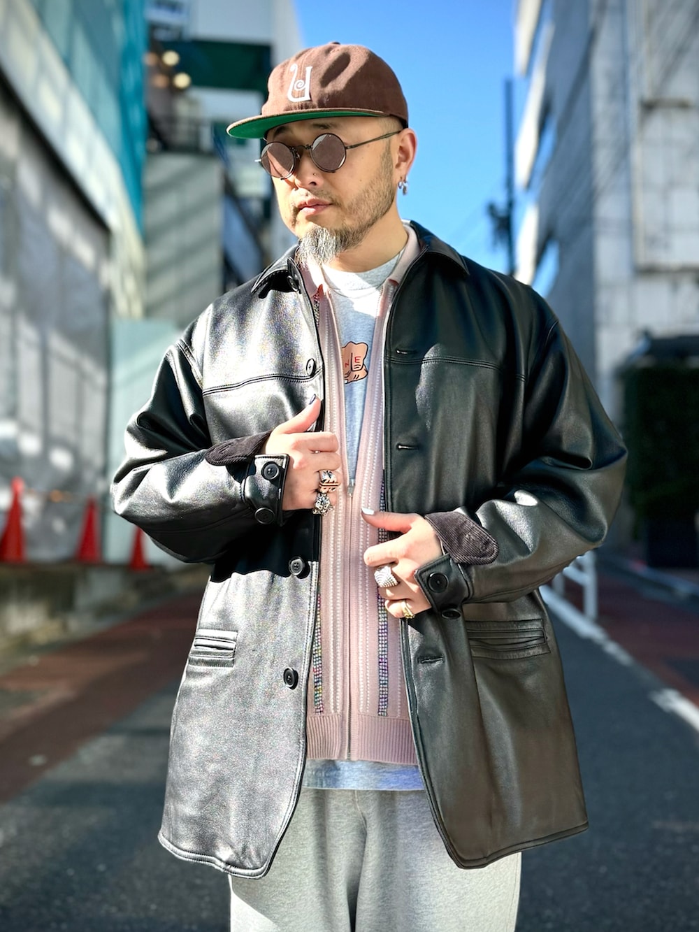 その他のローファー、ホワイト系のスウェットパンツ、ブラック系のブルゾンを着用したメンズの冬コーディネートの3枚目の写真