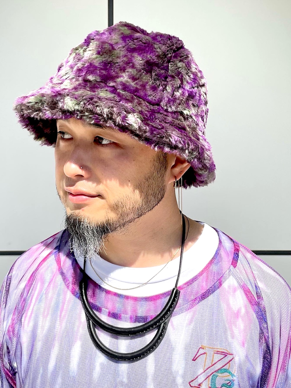 「秋のコーデ、今日のコーデ、シンプルスタイル、カジュアル、大人カジュアル、ストリート、ハット、レイヤードスタイル、フレアパンツ、厚底シューズ、シルバーアクセサリー、NEEDLES、south2west8、HOKAONEONE、スニーカー」｜「BEAMSのBEAMS / シューカット パンツ（スラックス、ブラック系）」を使った、Yoshihito Hayashiさん（メンズ・170cm）の秋コーディネートの5枚目の写真