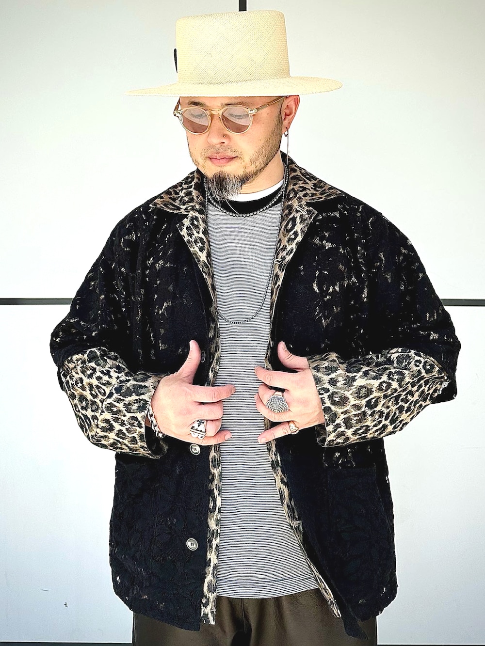 ブラック系のシャツ/ブラウス、その他のジャケット/アウター、ブラック系のTシャツ/カットソーを着用したメンズの春コーディネートの2枚目の写真