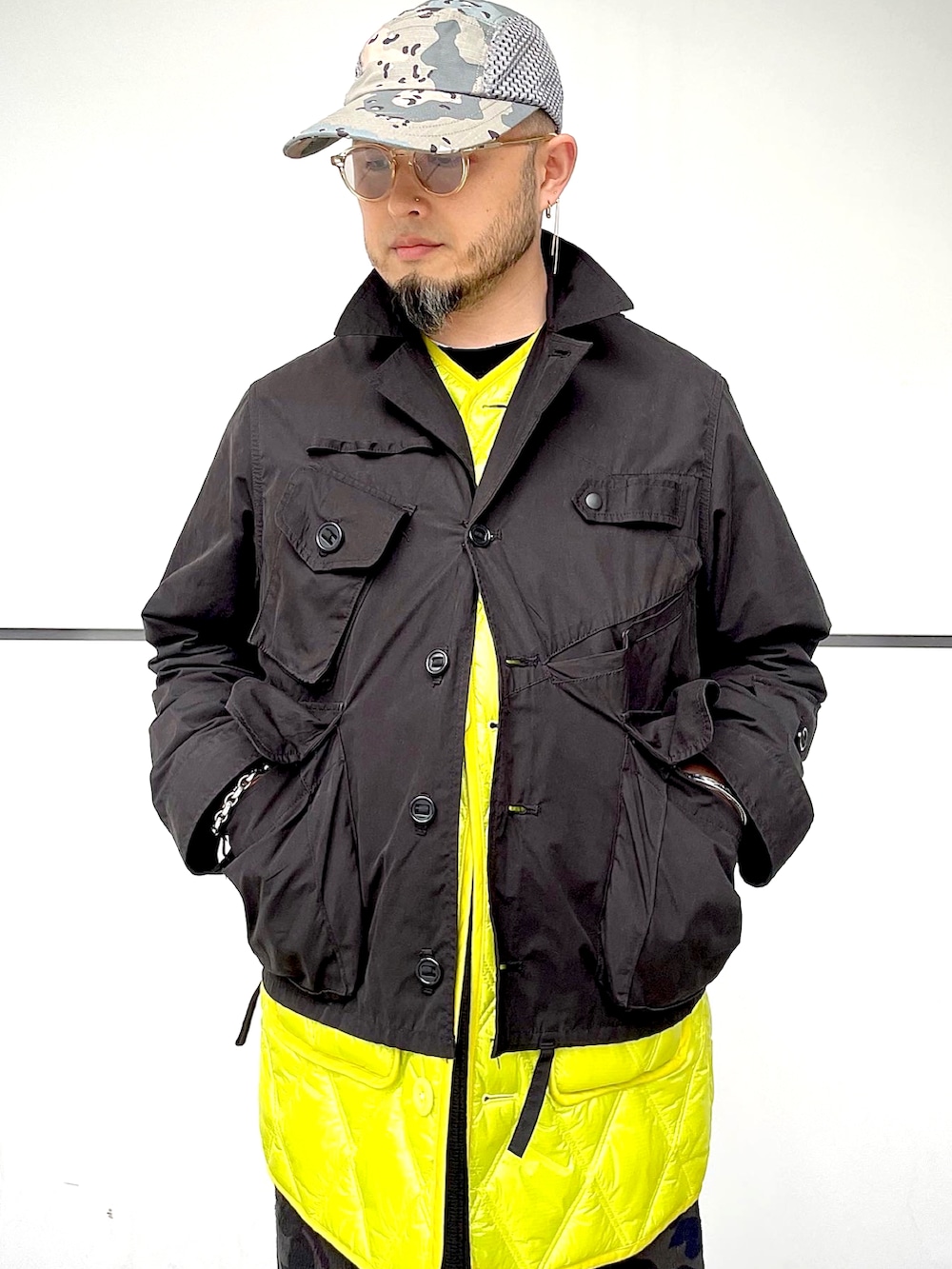 ブラック系のブルゾン、イエロー系のベスト、その他のパンツを着用したメンズの秋コーディネートの4枚目の写真