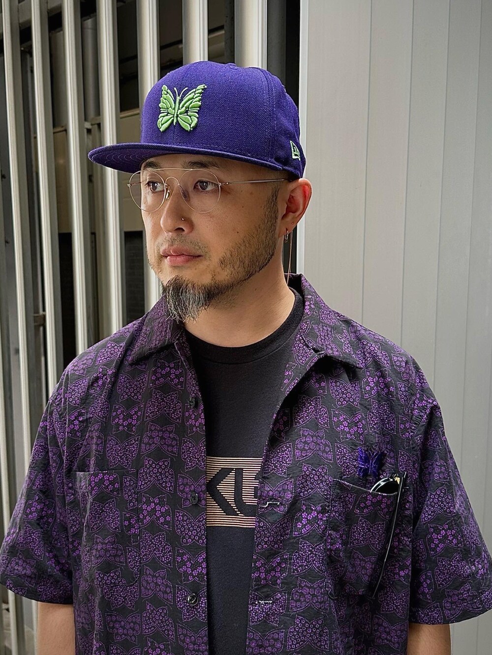 「夏コーデ、大人カジュアル、ストリートコーデ、キャップ、シャツ、ショートパンツ、セットアップ、ミュール、NEEDLES、Oakley、ブラック、メガネ男子、シルバーアクセサリー、レイヤードスタイル、ストリート」｜「Oakley × Braindeadのアイテム（スリッポン、ブラック系）」を使った、Yoshihito Hayashiさん（メンズ・170cm）の夏コーディネートの5枚目の写真
