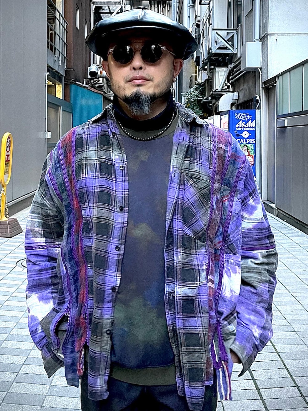 その他のシャツ/ブラウス、パープル系のトップス、その他のパンツを着用したメンズの冬コーディネートの3枚目の写真