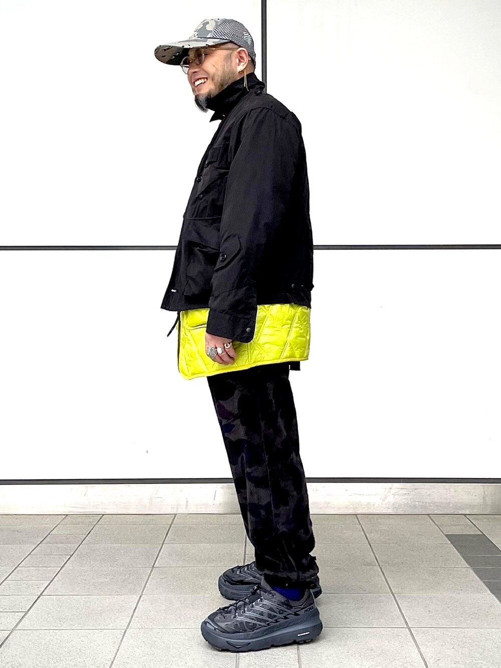 ブラック系のブルゾン、イエロー系のベスト、その他のパンツを着用したメンズの秋コーディネートの3枚目の写真