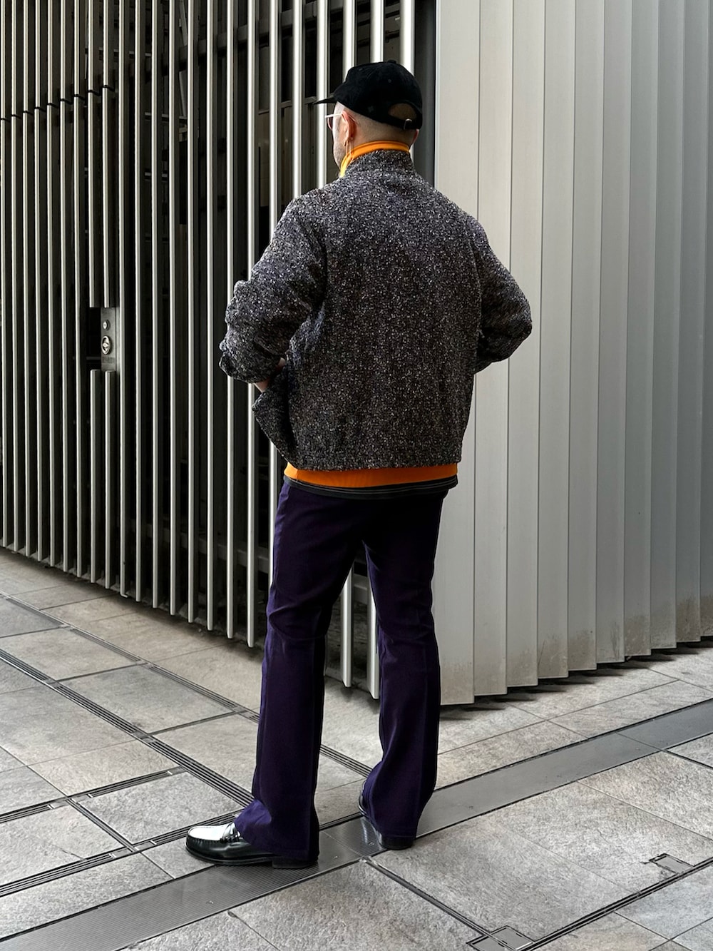 その他のローファー、パープル系のその他パンツ、グレー系のブルゾンを着用したメンズの冬コーディネートの2枚目の写真