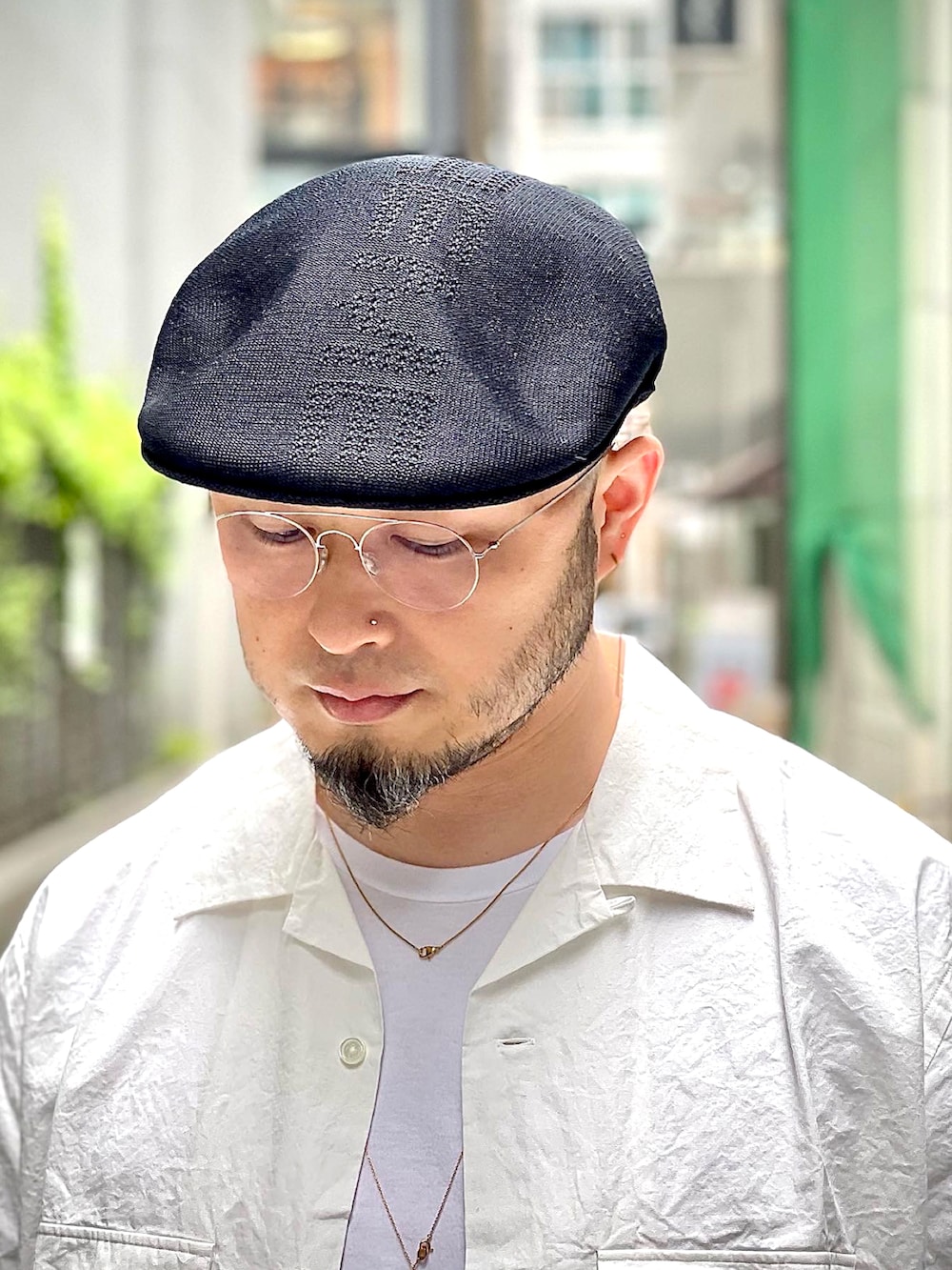 ブルー系のチノパンツ、ホワイト系のスニーカー、ホワイト系のシャツ/ブラウスを着用したメンズの春コーディネートの5枚目の写真