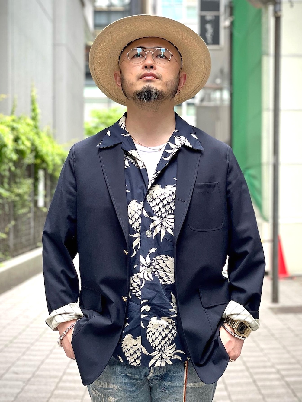 ブルー系のデニムパンツ、ブラック系のその他シューズ、ブルー系のテーラードジャケットを着用したメンズの春コーディネートの3枚目の写真