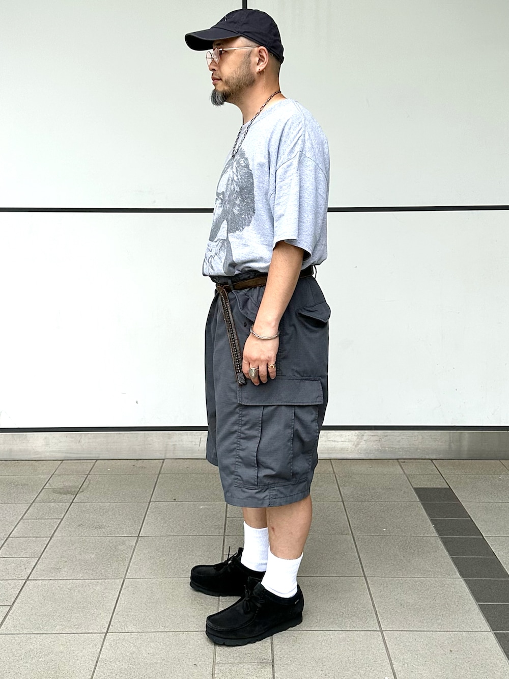 「夏コーデ、カジュアルコーデ、Tシャツ、シンプルスタイル、大人カジュアル、アメカジ、サングラス、キャップ、カーゴパンツ、ショートパンツ、ハーフパンツ、ワントーンコーデ、シルバーアクセサリー、タックイン、革靴」｜「usedのアイテム（Tシャツ/カットソー、グレー系）」を使った、Yoshihito Hayashiさん（メンズ・170cm）の夏コーディネートの2枚目の写真