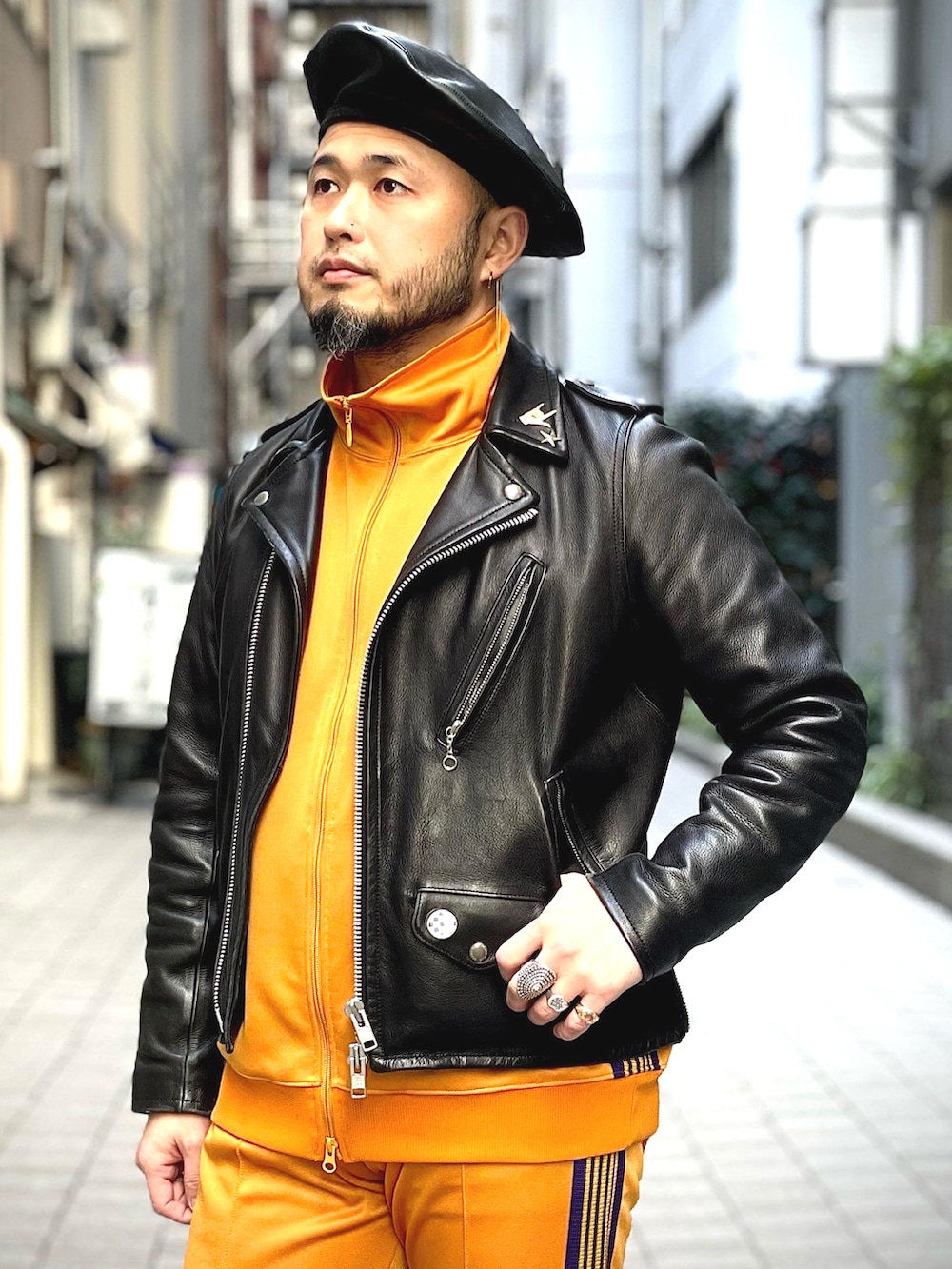 イエロー系のパンツ、イエロー系のジャージ、ブラック系のブーツを着用したメンズの冬コーディネートの2枚目の写真