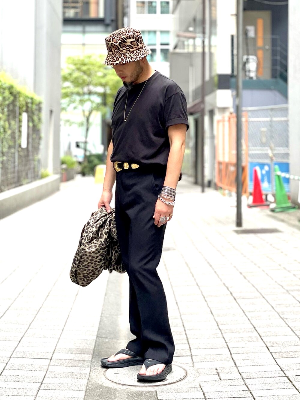 ブラック系のスラックス、ブラック系のサンダル、その他のジャケット/アウターを着用したメンズの夏コーディネートの5枚目の写真