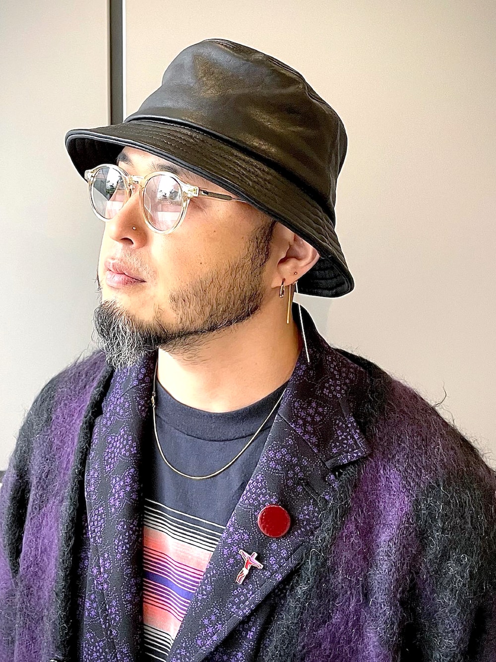 「大人コーデ、秋のコーデ、ビッグシルエット、ワントーンコーデ、レイヤードスタイル、セットアップ、スニーカー、バケットハット、ジャケット、トラックパンツ、サングラス、NEEDLES、レザー」｜「Needlesのアイテム（パンツ、ブラック系）」を使った、Yoshihito Hayashiさん（メンズ・170cm）の秋コーディネートの5枚目の写真