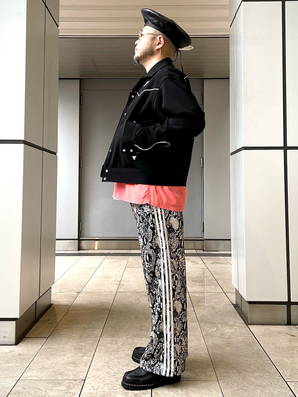 「春コーデ、シンプルスタイル、オトナカジュアル、大人カジュアル、シャツスタイル、トラックパンツ、革靴、ベレー帽、サングラス、シルバーアクセサリー、NEEDLES、adidas、パイソン柄、ピンク」｜「ParabootのMICHAEL / ミカエル（その他シューズ、ブラック系）」を使った、Yoshihito Hayashiさん（メンズ・170cm）の春コーディネートの2枚目の写真