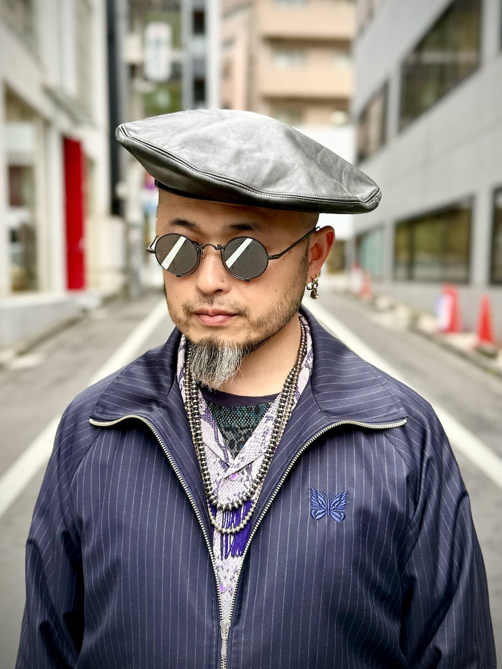 ブラック系のサンダル、ブラック系のカーゴパンツ、ブルー系のジャケット/アウターを着用したメンズの冬コーディネートの5枚目の写真