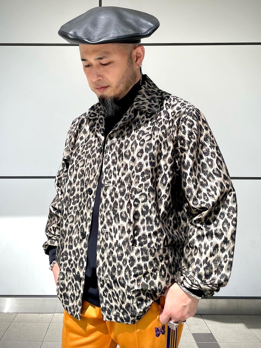 「秋服、シンプルコーデ、オトナカジュアル、きれいめカジュアル、ベレー帽、タートルネック、トラックパンツ、NEEDLES、シャツスタイル、ストリートコーデ、スニーカー」｜「Needlesのアイテム（パンツ、イエロー系）」を使った、Yoshihito Hayashiさん（メンズ・170cm）の秋コーディネートの4枚目の写真