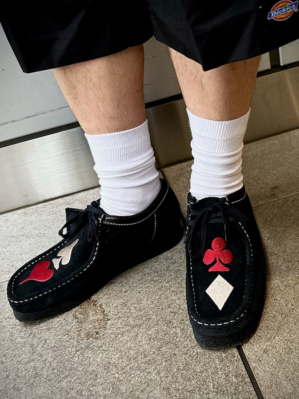 ブラック系のパンツ、ブラック系のシューズ、パープル系のジャケット/アウターを着用したメンズの秋コーディネートの5枚目の写真