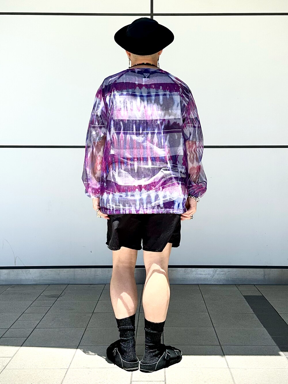「オトナカジュアル、シンプルスタイル、カジュアルコーデ、夏コーデ、大人カジュアル、ハーフパンツ、レイヤードスタイル、ハット、サンダル、patagonia、ARC'TERYX、シルバーアクセサリー、レザーネックレス、ラフ、パープル」｜「patagoniaの【Patagonia/パタゴニア】Baggies Shorts-5 in./バギーズ ショーツ 5インチ（その他パンツ、ブラック系）」を使った、Yoshihito Hayashiさん（メンズ・170cm）の夏コーディネートの2枚目の写真