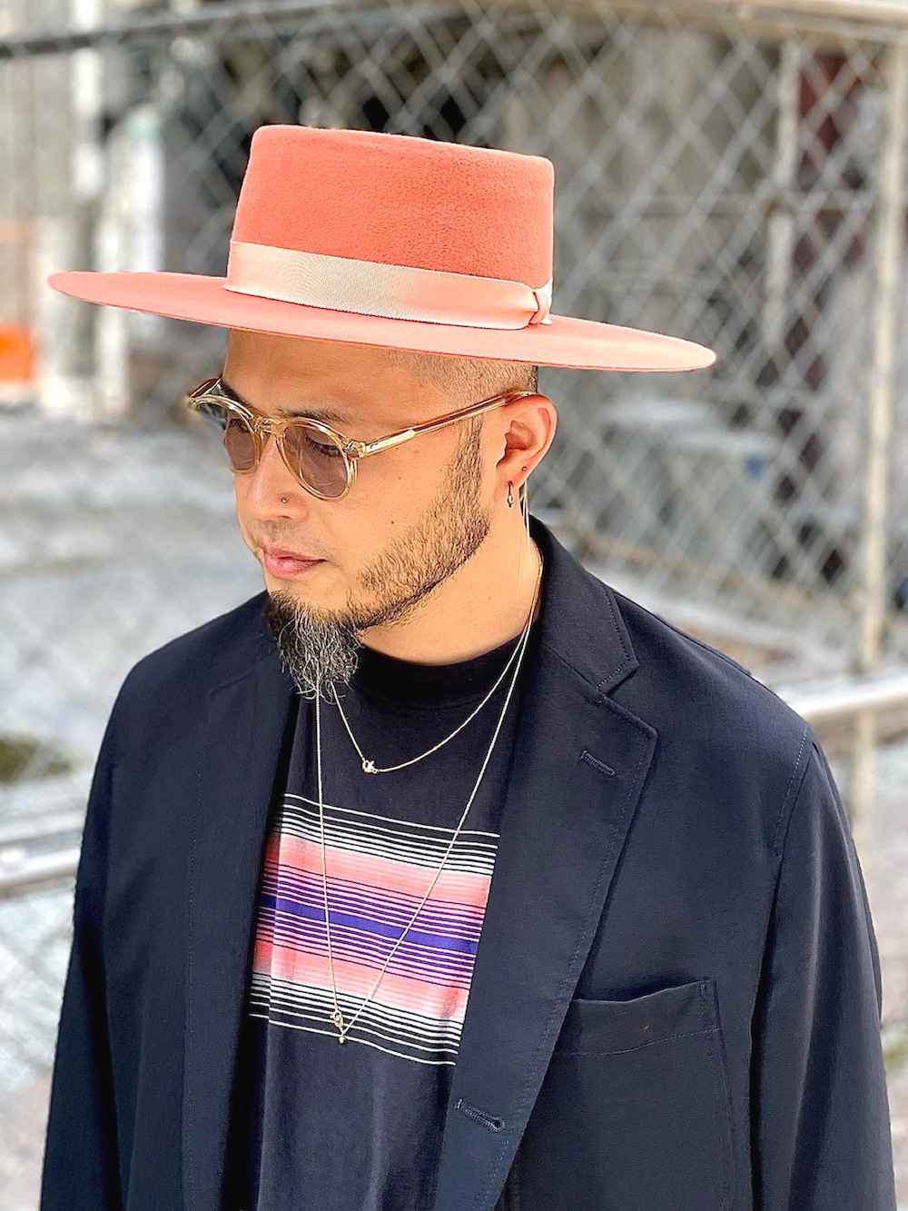 「オトナカジュアル、シンプルコーデ、大人コーデ、ジャケット、フレアパンツ、ハット、サングラス、タックイン、サボ、厚底シューズ、シルバーアクセサリー、UNUSED、NEEDLES、ネイビー」｜「BEAMSのBEAMS / シューカット パンツ（スラックス、ブルー系）」を使った、Yoshihito Hayashiさん（メンズ・170cm）の秋コーディネートの4枚目の写真