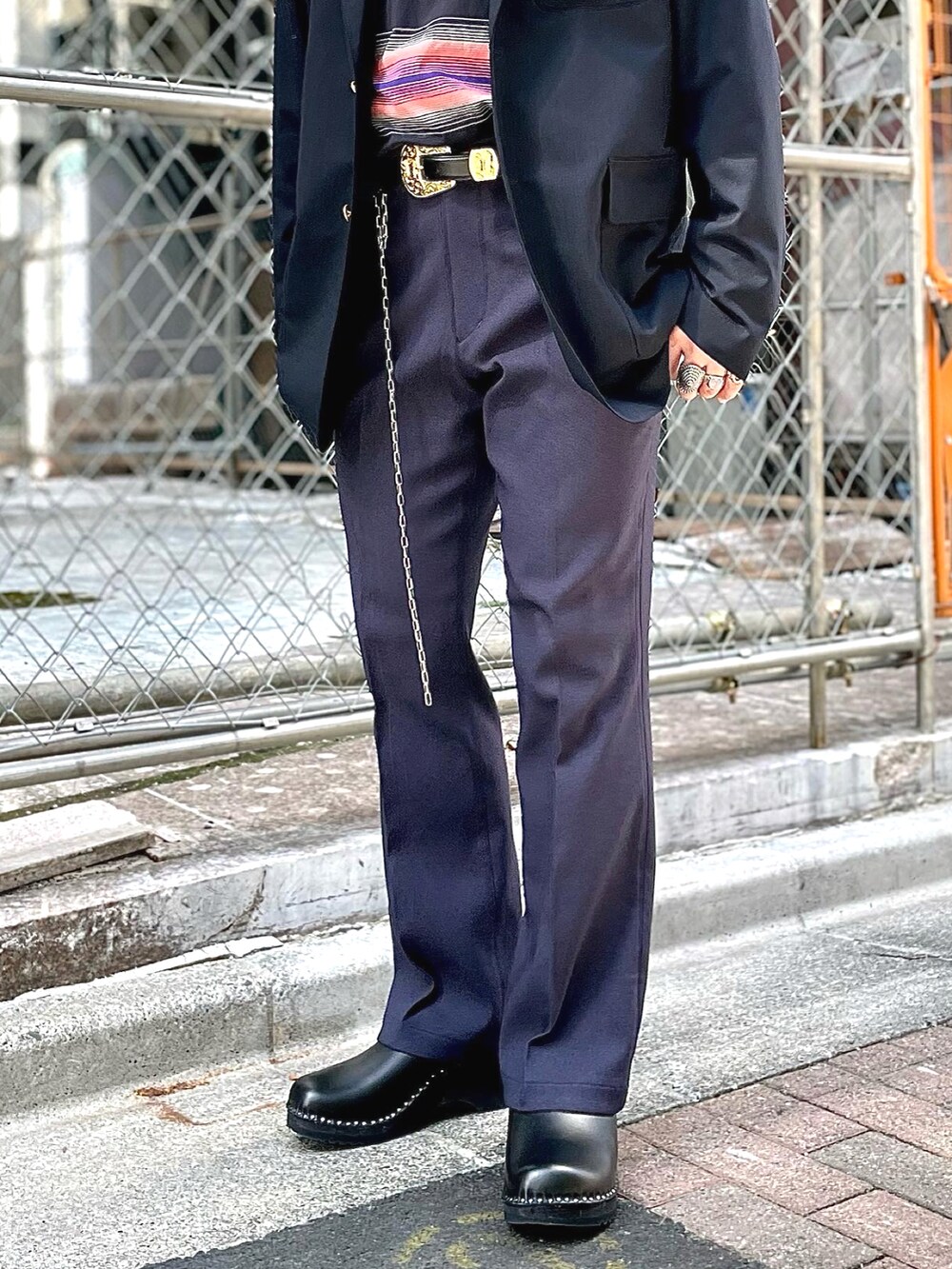 「オトナカジュアル、シンプルコーデ、大人コーデ、ジャケット、フレアパンツ、ハット、サングラス、タックイン、サボ、厚底シューズ、シルバーアクセサリー、UNUSED、NEEDLES、ネイビー」｜「BEAMSのBEAMS / シューカット パンツ（スラックス、ブルー系）」を使った、Yoshihito Hayashiさん（メンズ・170cm）の秋コーディネートの3枚目の写真