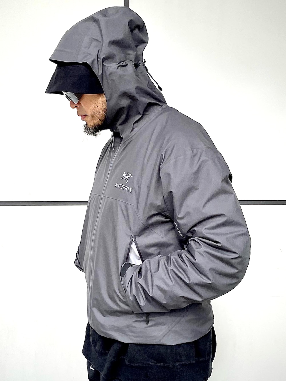 グレー系のスニーカー、ブラック系のパンツ、ブラック系のスウェットを着用したメンズの冬コーディネートの4枚目の写真