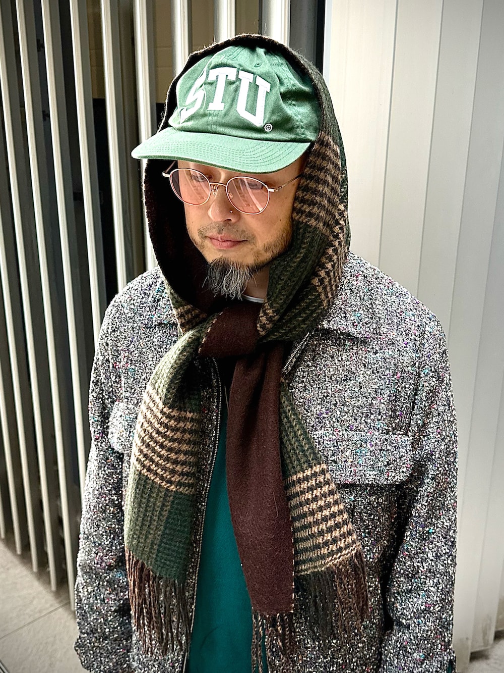 ブラック系のサンダル、その他のパンツ、グレー系のブルゾンを着用したメンズの冬コーディネートの5枚目の写真